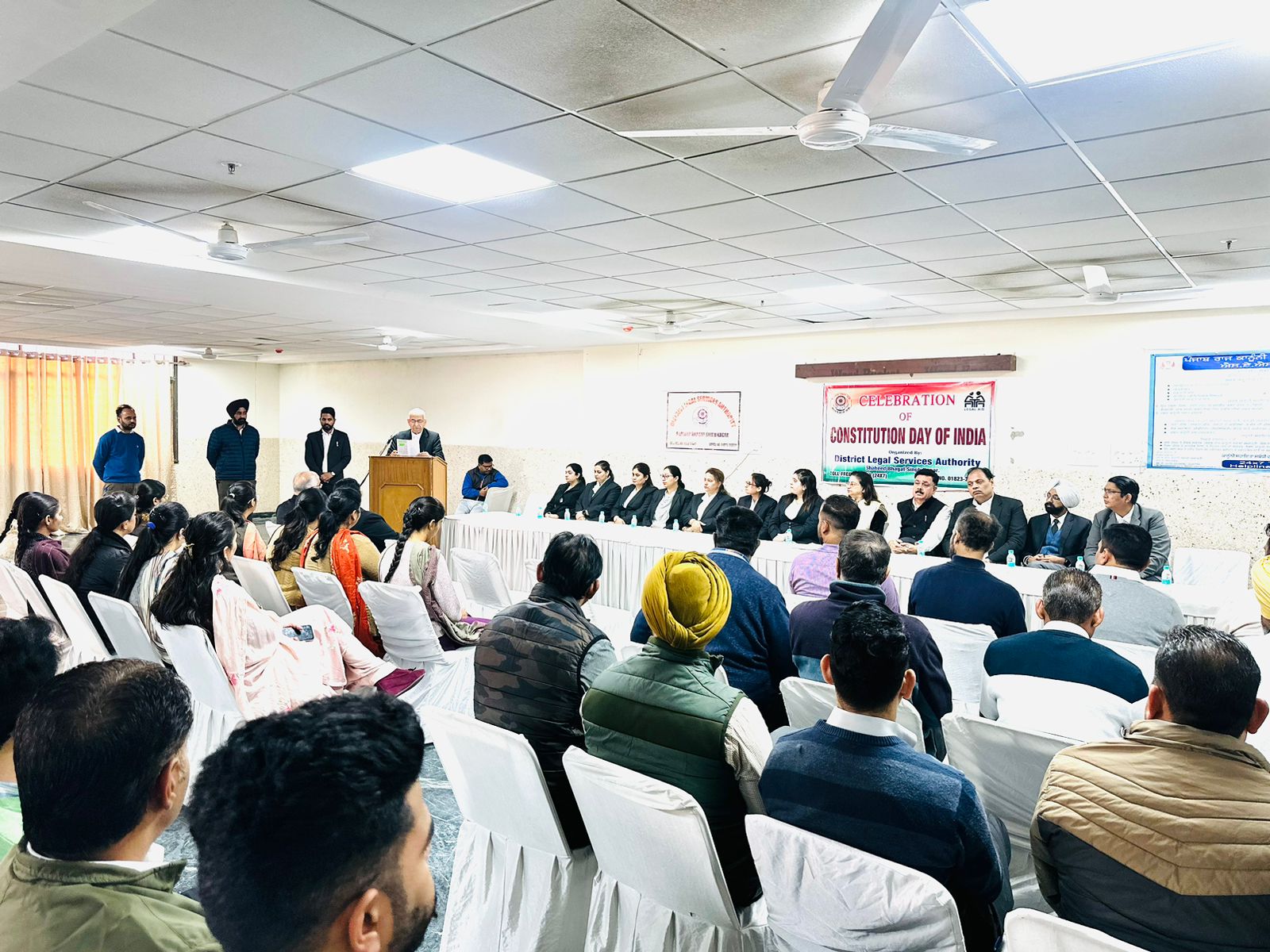 जिला विधिक सेवा प्राधिकरण, सरदार भगत सिंह नगर द्वारा न्यायालय परिसर में संविधान दिवस मनाया।